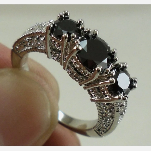 New 3 Stone Black Sapphire 925 Silver Ring. - Picture 4 of 4